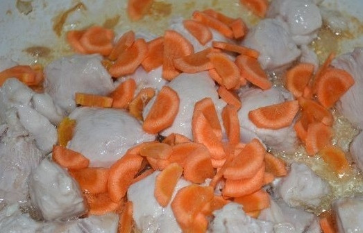 1. Этап. Поджарка из куриного филе: Добавляем к куриному филе в сковороду морковь.