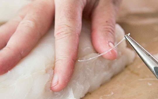 1. Этап. Запеченная в духовке треска: 1. Сперва вымойте рыбку, оботрите ее салфетками и проверьте на наличие костей.