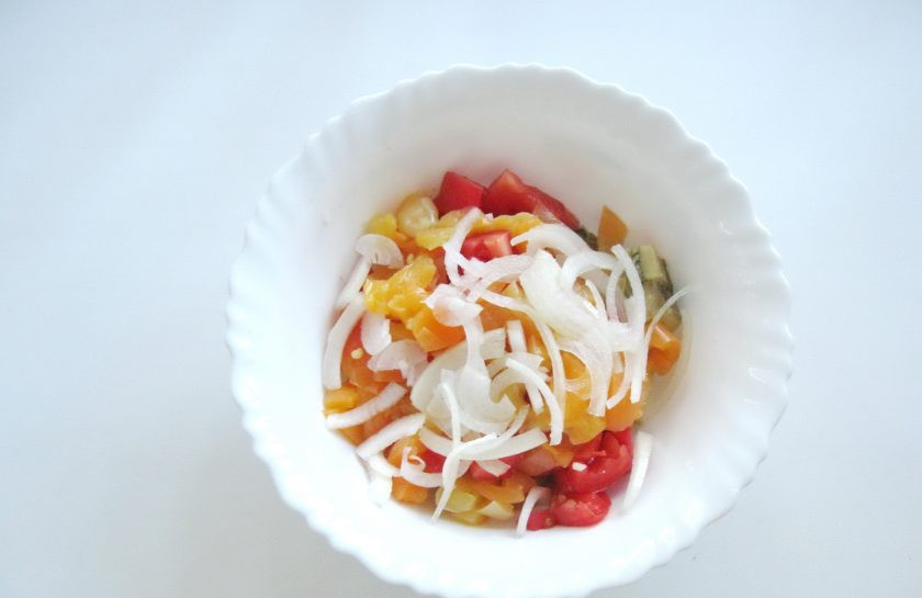 1. Этап. Салат Аджапсандал: Одну небольшую луковицу очистите, помойте и нарежьте полукольцами. Добавьте в салат.