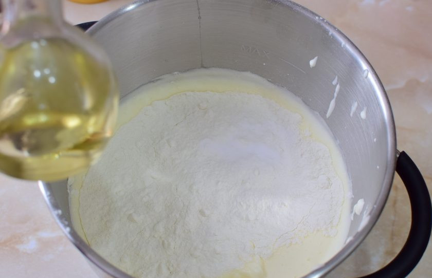 1. Этап. Бисквитный рулет с кремом из сливок: Вручную вмешайте муку, соду и растительное масло.