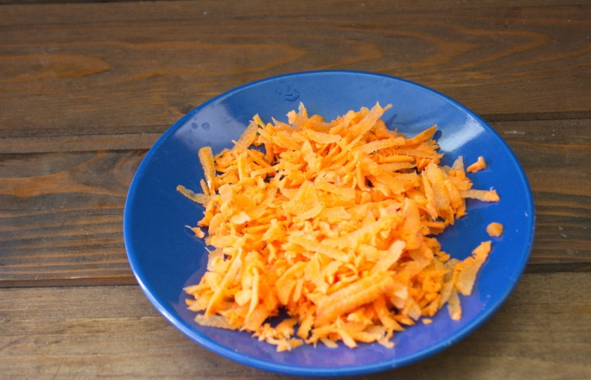 1. Этап. Запеканка мясная с овощами: Натираем на терке морковь.