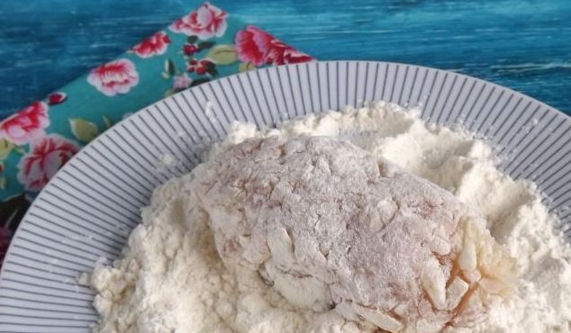 1. Этап. Простой рецепт ленивых голубцов: Тщательно перемешайте все ингредиенты и из полученной массы сформируйте голубцы продолговатой формы. Обваляйте их в муке со всех сторон.