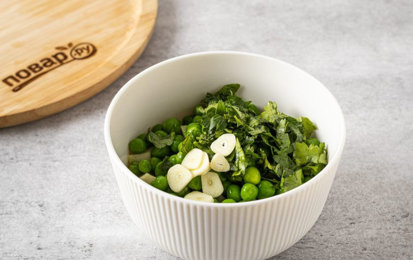 1. Этап. Гуакамоле с зеленым горошком: Добавьте в миску к авокадо очищенный и нарезанный чеснок, мелко порубленную петрушку и мяту, зелёный горошек и лимонный сок.