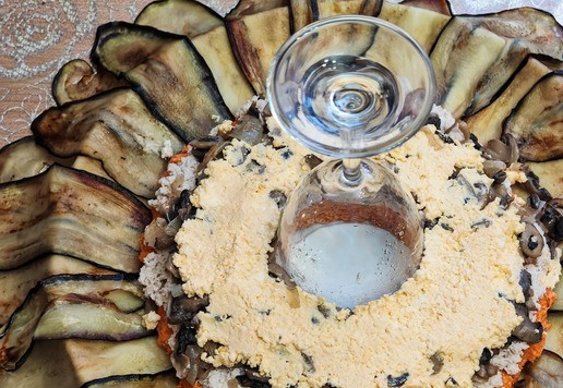 1. Этап. Салат с баклажанами и индейкой: Распределить поверх слоя с грибами.