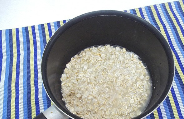 1. Этап. Овсянка с творогом: Хлопья залейте кипятком и оставьте на 7 минут для набухания по крышкой.