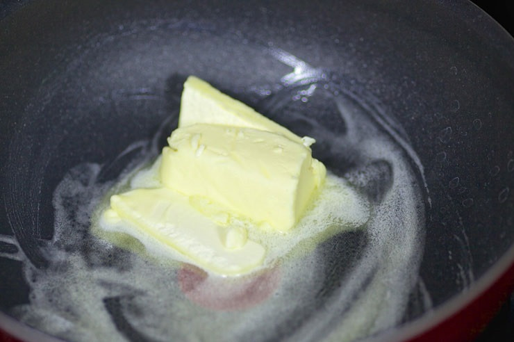 1. Этап. Креветки под соусом: 4. Растопить на сковороде или в сотейнике сливочное масло.