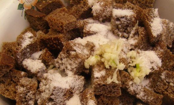 1. Этап. Сухари на сковороде: Хлеб пересыпаем солью, перцем и чесноком.