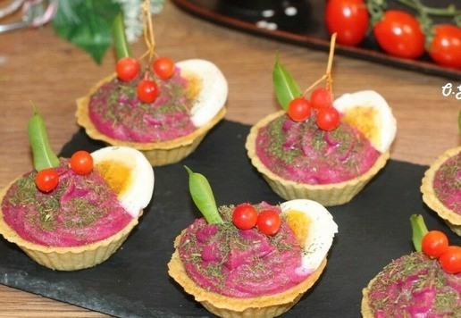 1. Этап. Желейная шуба в тарталетках: 11. Перед подачей украшаем закуску измельченным укропом и долькой вареного яйца. Приятного аппетита!