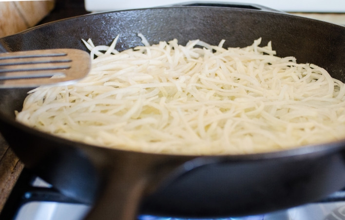 1. Этап. Драники (вариант для ленивых): 6. Выложите картофель и распределите ровным слоем.