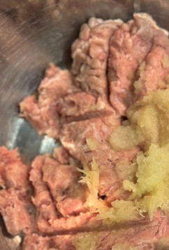 1. Этап. Гречаники с индейкой в соусе: На мелкой терке натереть лук, добавить чеснок