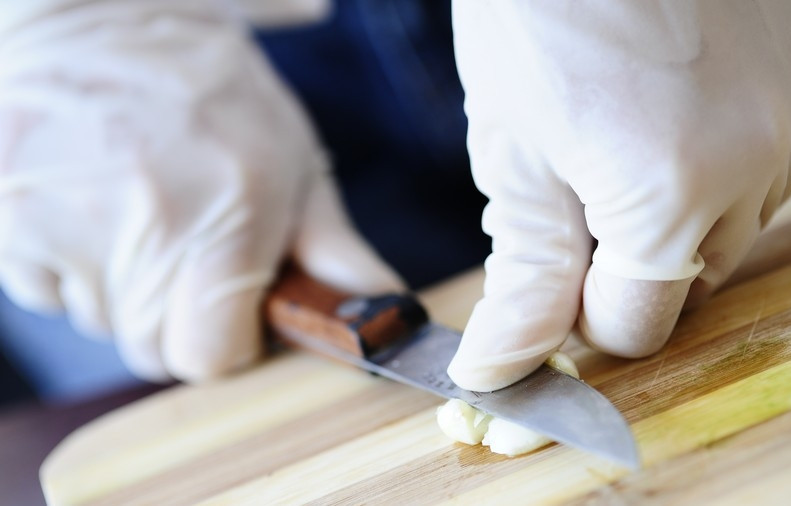 1. Этап. Кролик в сметане в горшочке: Чеснок почистить. Каждую дольку раздавить ножом.