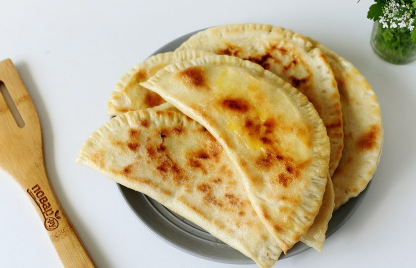 1. Этап. Кутабы с творогом и зеленью: Горячие кутабы по желанию смажьте сливочным маслом со всех сторон.