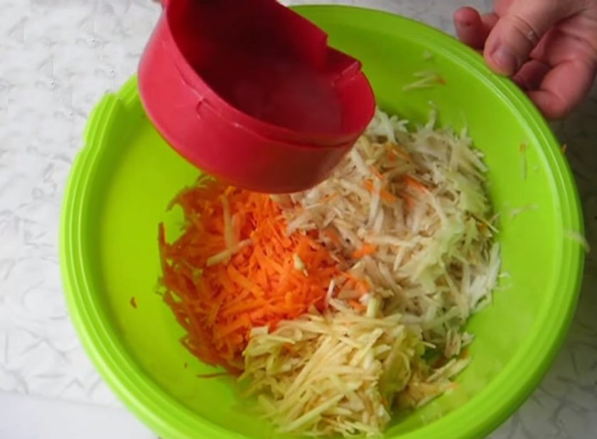 1. Этап. Салат От 100 хворей: Натрите на крупной терке топинамбур, морковь и яблоко.