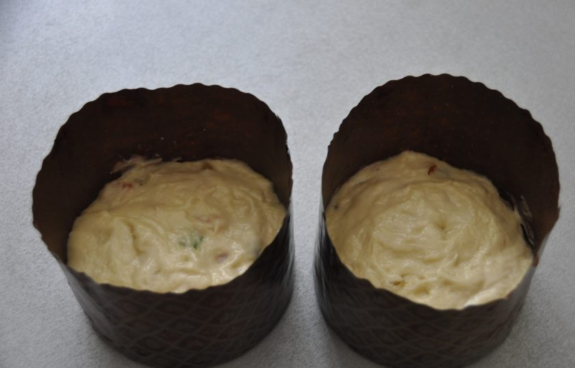 1. Этап. Пропитка для кулича: Выложите тесто в бумажные формочки размером 9х8,5 см. примерно по 315 грамм в каждую, тесто должно заполнить формочки примерно на одну треть. Накройте салфеткой, поставьте на расстойку на 30 минут.