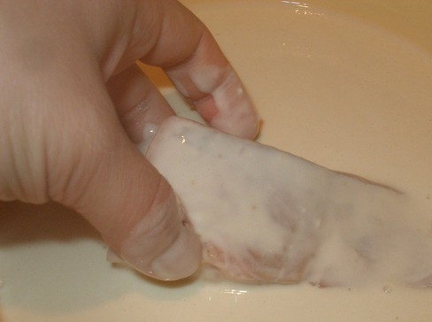 1. Этап. Кляр с пивом для рыбы: Слейте с рыбы маринад. Обсушите ее. На сковороде разогрейте достаточное количество растительного масла без запаха. Обмакивайте кусочки рыбы в кляр, обжаривайте с обеих сторон до золотистой корочки. Подавайте с отварным картофелем.