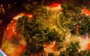 1. Этап. Уха из пикши: Далее внесите в будущий суп зелень, тимьян, лавровый лист. Также добавьте пикшу.