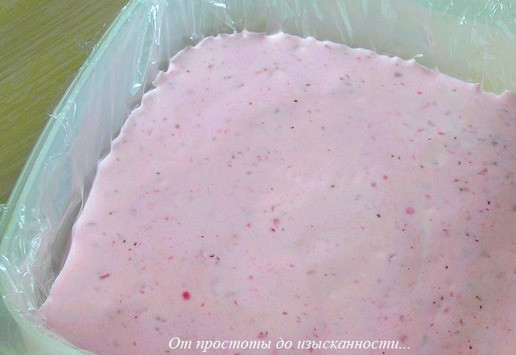 1. Этап. Фисташковое пирожное с брусничным семифреддо: Выложите массу в подходящую емкость, застеленную пищевой пленкой, уберите в морозильную камеру минимум на 3 часа.