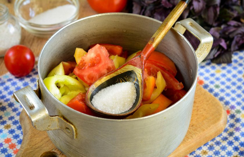 1. Этап. Лечо Счастливый день: Всыпьте соль и сахар.