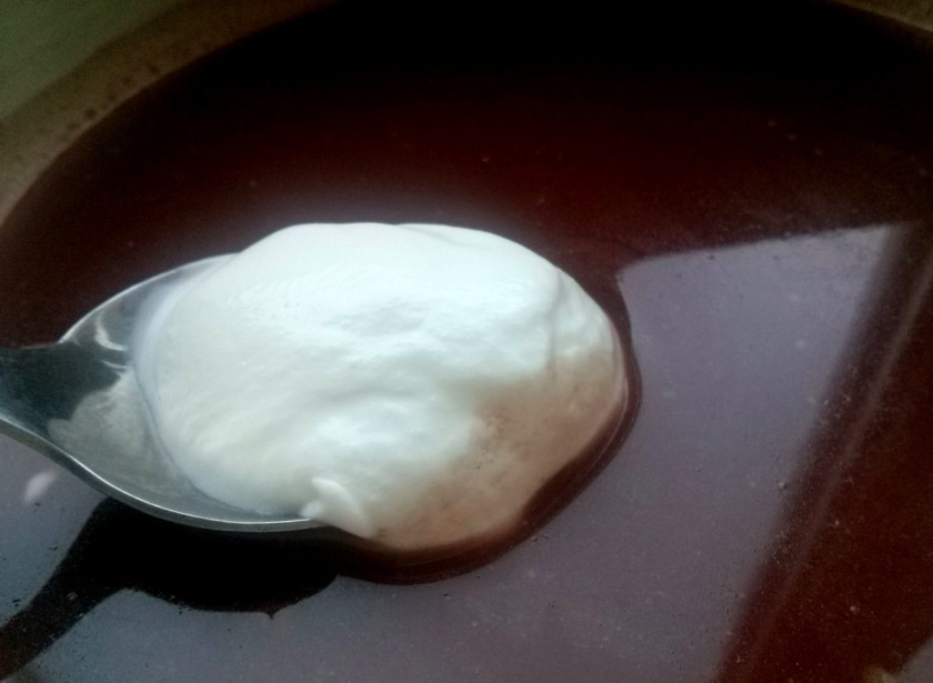 1. Этап. Салат из индейки с вялеными помидорами: Приготовьте соус. Вино налейте в сотейник или в сковороду и немного прогрейте. Если готовите для детей, используйте виноградный сок. Добавьте горчицу и сметану, хорошо перемешайте. Попробуйте соус, посолите по вкусу и перелейте в соусник для остывания.