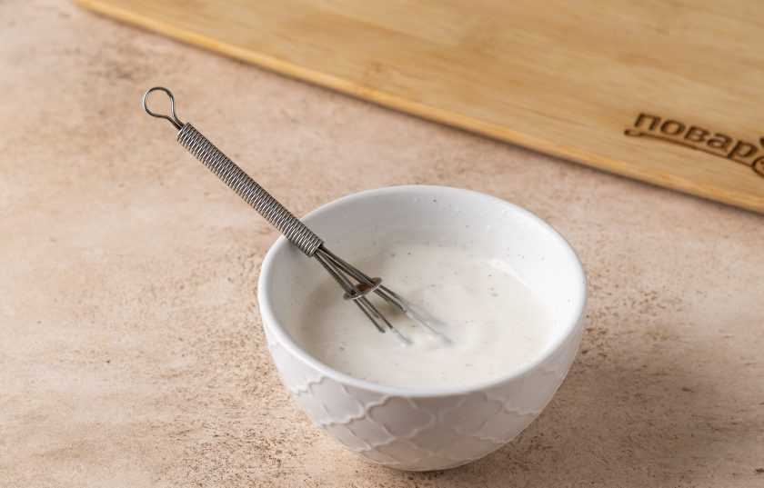 1. Этап. Фалафель в пите с салатом и помидором: Для соуса смешайте сметану или греческий йогурт с лимонным соком до однородности. Добавьте измельчённый зубчик чеснока, соль и чёрный молотый перец по вкусу.