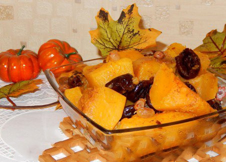 1. Этап. Сухофрукты в мультиварке: Наше замечательное лакомство готово! Выкладываем его на тарелку. Подавать можно и в холодном, и в горячем виде. Я приправляю такой десерт йогуртом или сметаной. Но и без них выходит очень вкусно! Приятного аппетита!