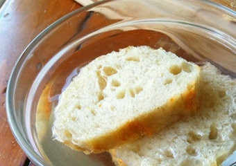 1. Этап. Рыбные тефтели: Хлеб кладем в глубокую тарелку и заливаем 1 стаканом воды. Замачиваем 10-12 минут.