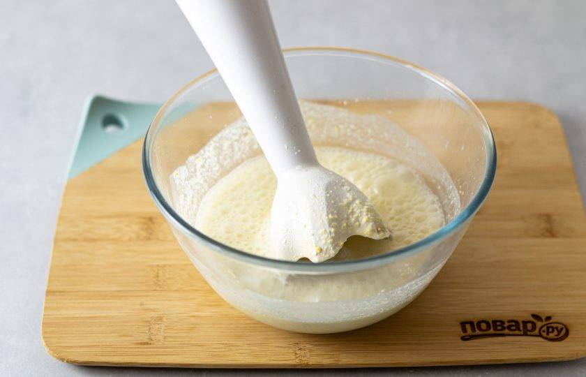 1. Этап. Безглютеновый хлеб в мультиварке: Добавьте к крупам воду, пробейте блендером до однородной консистенции.