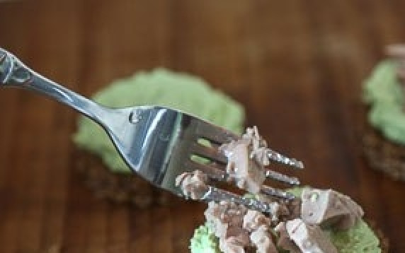 1. Этап. Тартинки с авокадо и печенью трески: 5. Сверху выкладываем печень трески. Эту рыбную консерву нужно выбирать проверенную, поскольку от ее качества зависит внешний вид закуски.