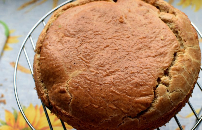 1. Этап. Заливной пирог с курицей и рисом: Пеките минут 25, до румяного цвета. Выньте пирог из формы на решетку и немного остудите.