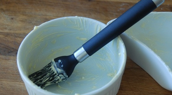 1. Этап. Вермишелевая запеканка: Формочку для выпечки смажьте сливочным маслом.