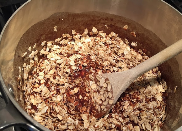 1. Этап. Печенье овсяное без выпечки: 3. Снимите с огня, добавьте ванильный экстракт и выложите хлопья.