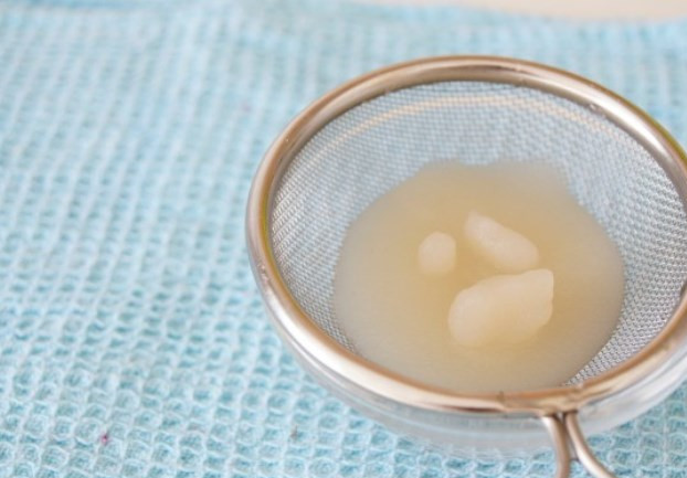 1. Этап. Мармелад из вишни: Агар-агар замочите в четверти стакана теплой воды на 1 час, а затем процедите.