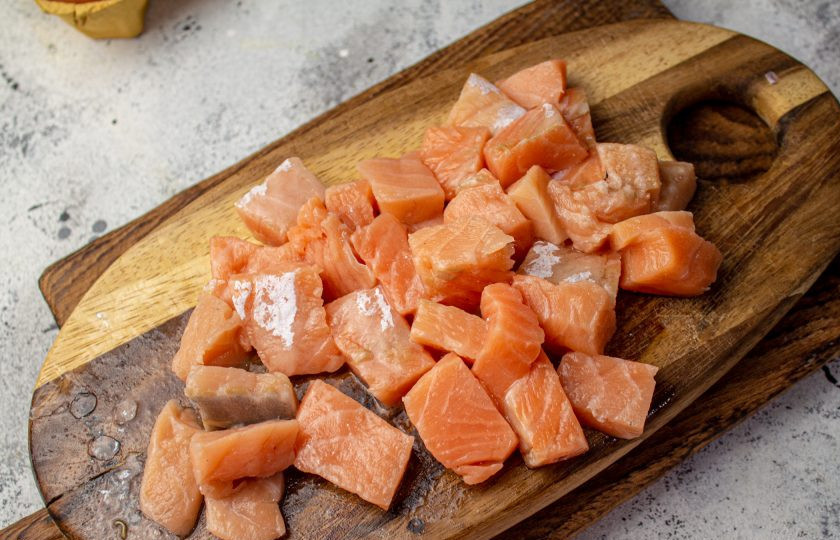 1. Этап. Запеканка с форелью и брокколи: Филе рыбы снимите с кожи и удалите кости (если есть), нарежьте на небольшие кусочки.