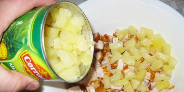 1. Этап. Салат из ананасов и копченой курицы: 2. Курицу нарежем кубиками, ананасы у меня уже были порезаны, их вынимаем из жидкости и добавляем к курице.