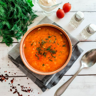 Томатный суп с курицей и рисом