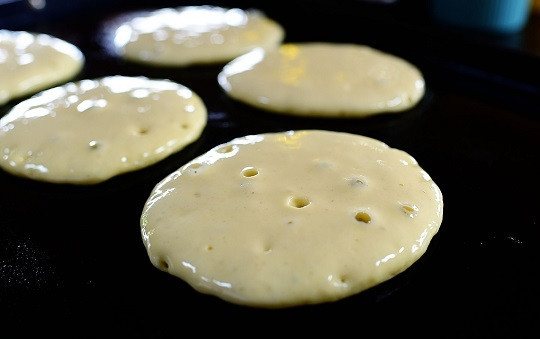 1. Этап. Оладьи на йогурте: 5. Соедините растопленное сливочное масло с растительным, смажьте сковороду с помощью кисточки. Выкладывайте тесто ложкой на разогретую сковороду.