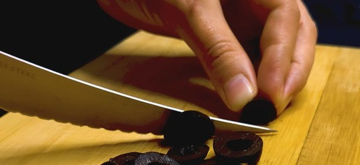 1. Этап. Пицца из хлеба: Нарежьте помидор и 200 г сыра кубиками, а оливки кружочками.