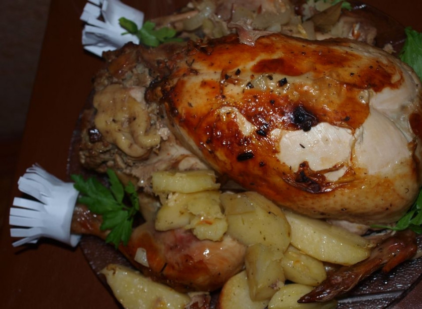 1. Этап. Курица в рукаве для запекания: 6. Поместите тушку в рукав, по желанию можете добавить дольки лимона - так вы сделаете мясо еще более пикантным. Готовится курица в рукаве для запекания не более 1,5 часа при температуре 180 градусов. По истечении этого времени, вытащите курицу из духового шкафа и дайте немного остыть, после чего можно подавать на большом блюде.