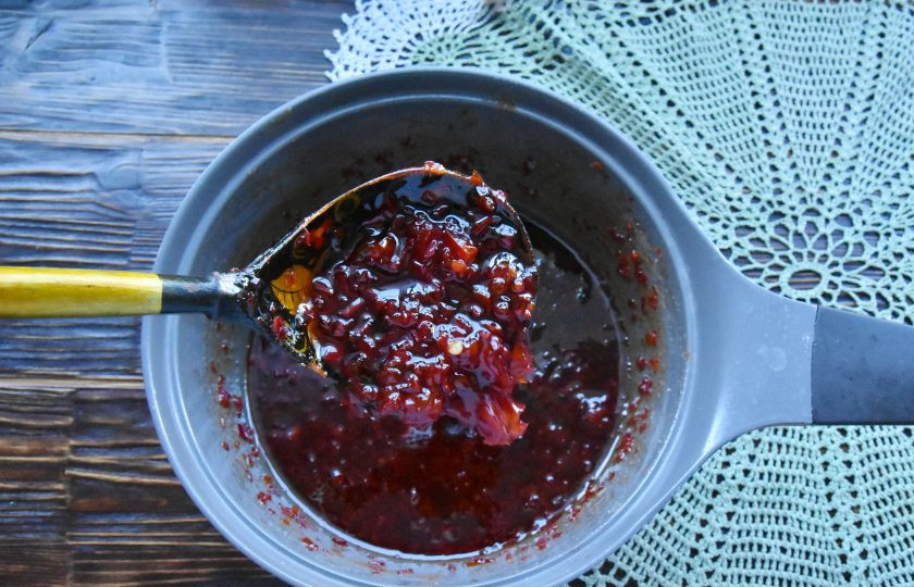 1. Этап. Джем из красного перца чили: Разложите горячий джем из чили перца по небольшим баночкам. Если планируете длительное хранение продукта, закатайте джем в простертлизованные баночки с крышками. Переверните их вверх дном и дайте полностью остыть.