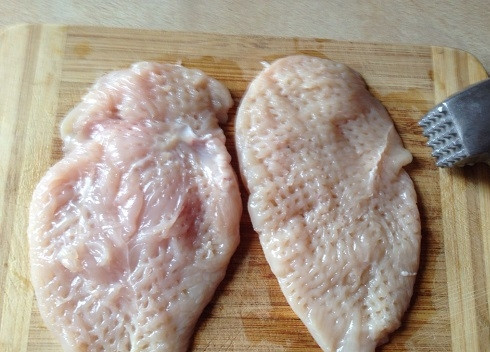 1. Этап. Куриные грудки отбивные: И слегка отбиваем молотком.