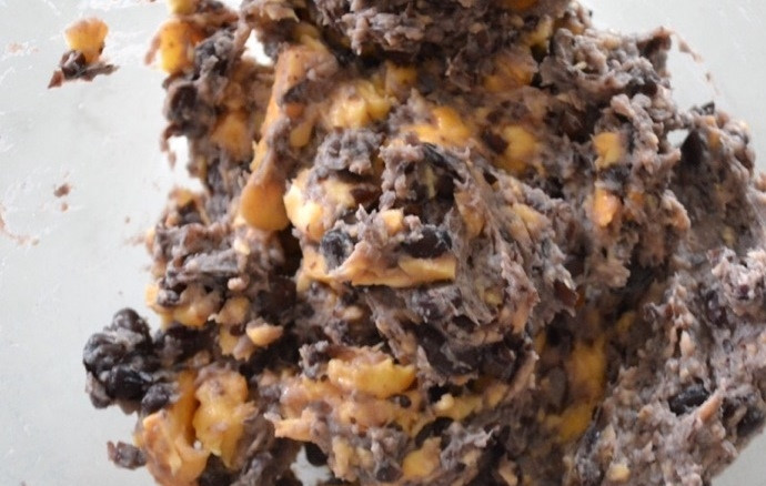 1. Этап. Вегетарианские котлеты для бургера: 1. Измельчите фасоль и манго до пюреобразной консистенции.