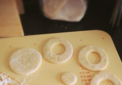 1. Этап. Пышки на сгущенке: Можно проявить фантазию и сотворить различные фигурки из нашего теста.