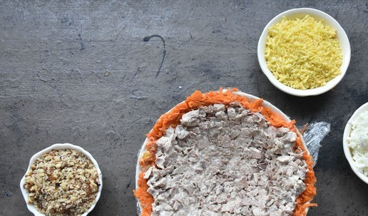 1. Этап. Салат Приручить дракона 2024: Вторым слоем распределяю отварное мясо, смешанное с частью сырного соуса.