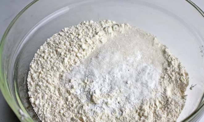 1. Этап. Маковые панкейки: 1. В глубокую мисочку просейте муку, разрыхлитель, соль, добавьте сахар.