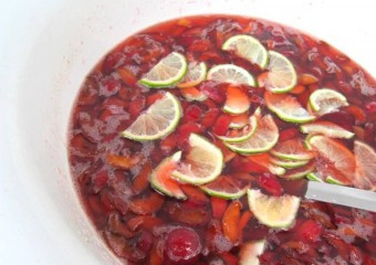 1. Этап. Быстрое варенье из алычи: Когда сока образовалось достаточно, ставим тазик с алычой на медленный огонь и начинаем нагревать его содержимое. Высыпаем к алыче оставшийся сахар, добавляем бадьян и ломтики бланшированного лайма. Варим варенье 15-20 минут после закипания жидкости.