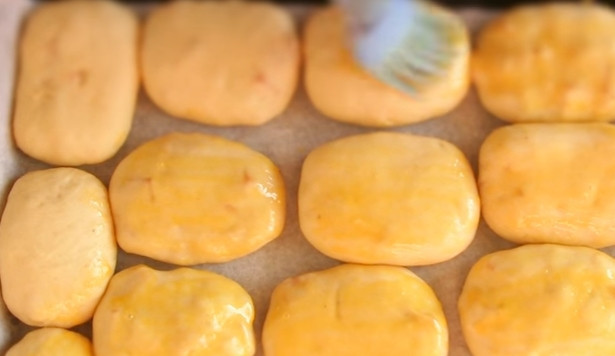 1. Этап. Пирожки с яблоками и тыквой в духовке: 8. Пирожки сложите в противень, накройте полотенцем на 30 минут. Затем смажьте желтком. Выпекайте 25-30 минут при температуре 180 градусов.