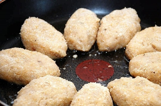1. Этап. Классический рецепт рыбных котлет: 6. Выложите котлеты на сковороду с разогретым маслом.