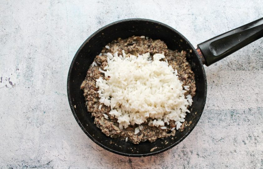 1. Этап. Пирожки с солеными груздями и рисом: Добавьте к груздям отварной рис, перемешайте и снимите с огня.