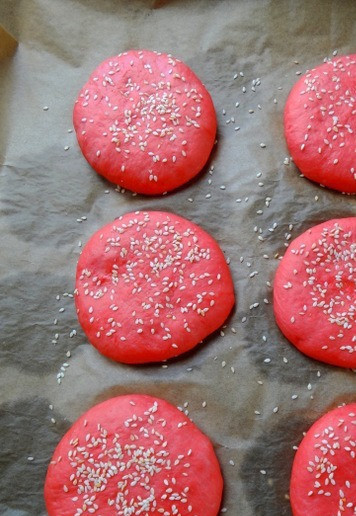 1. Этап. Бургер-гриль красный бархат: Рукой слегка приплюснуть шарики теста. Можно смазать яйцом и посыпать кунжутом. Выпекать булочки при температуре 170 градусов, 7-10 минут, не стоит подрумянивать булочки, чтобы не потерять их яркость.