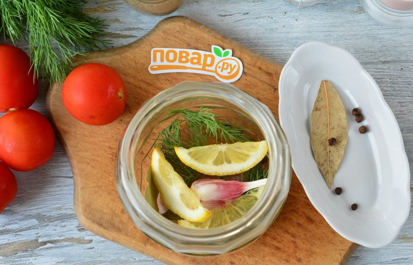 1. Этап. Маринованные помидоры с лимоном на зиму: Добавьте ломтики лимона и чеснок.